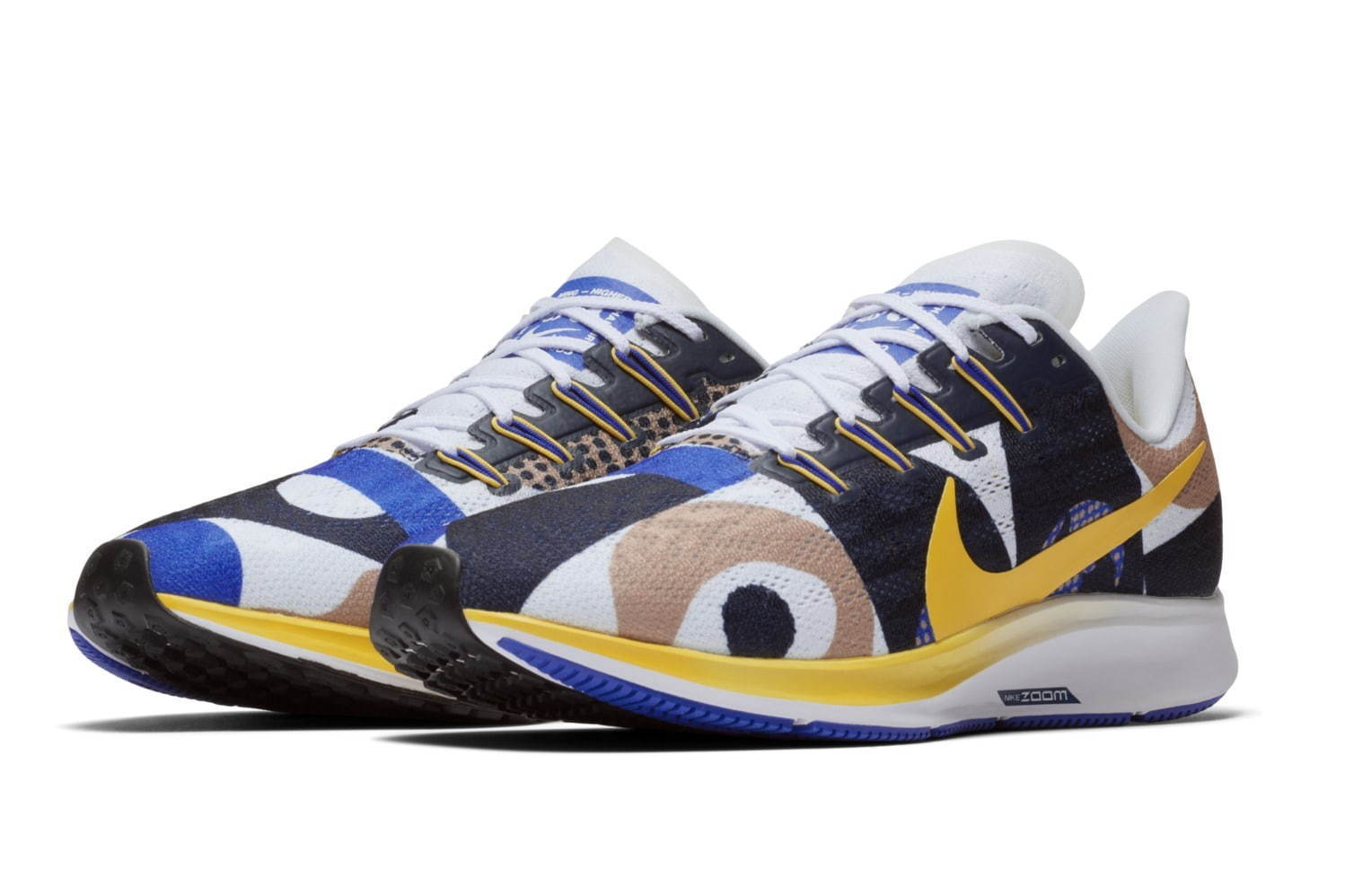 ナイキ“手書きドット柄”アッパーのスリッポンシューズ、コーディ