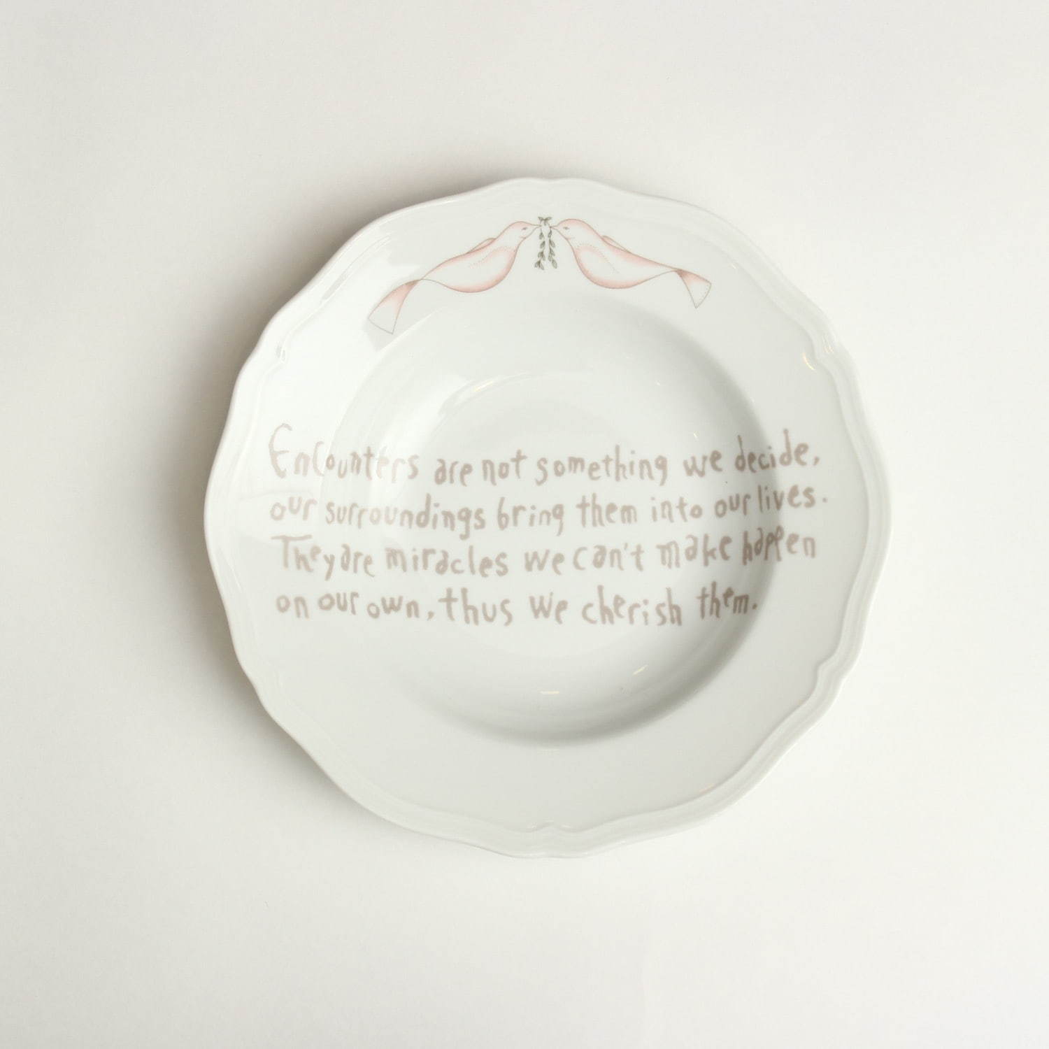 ミナ ペルホネン皆川明×リチャード ジノリの“手書きプリント”テーブル