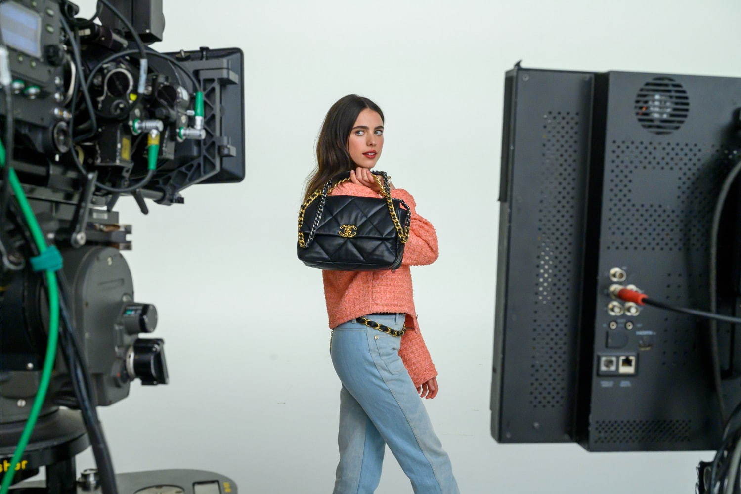 シャネルの人気バッグ「CHANEL 19」にデニム新登場、ヴィヴィッド色