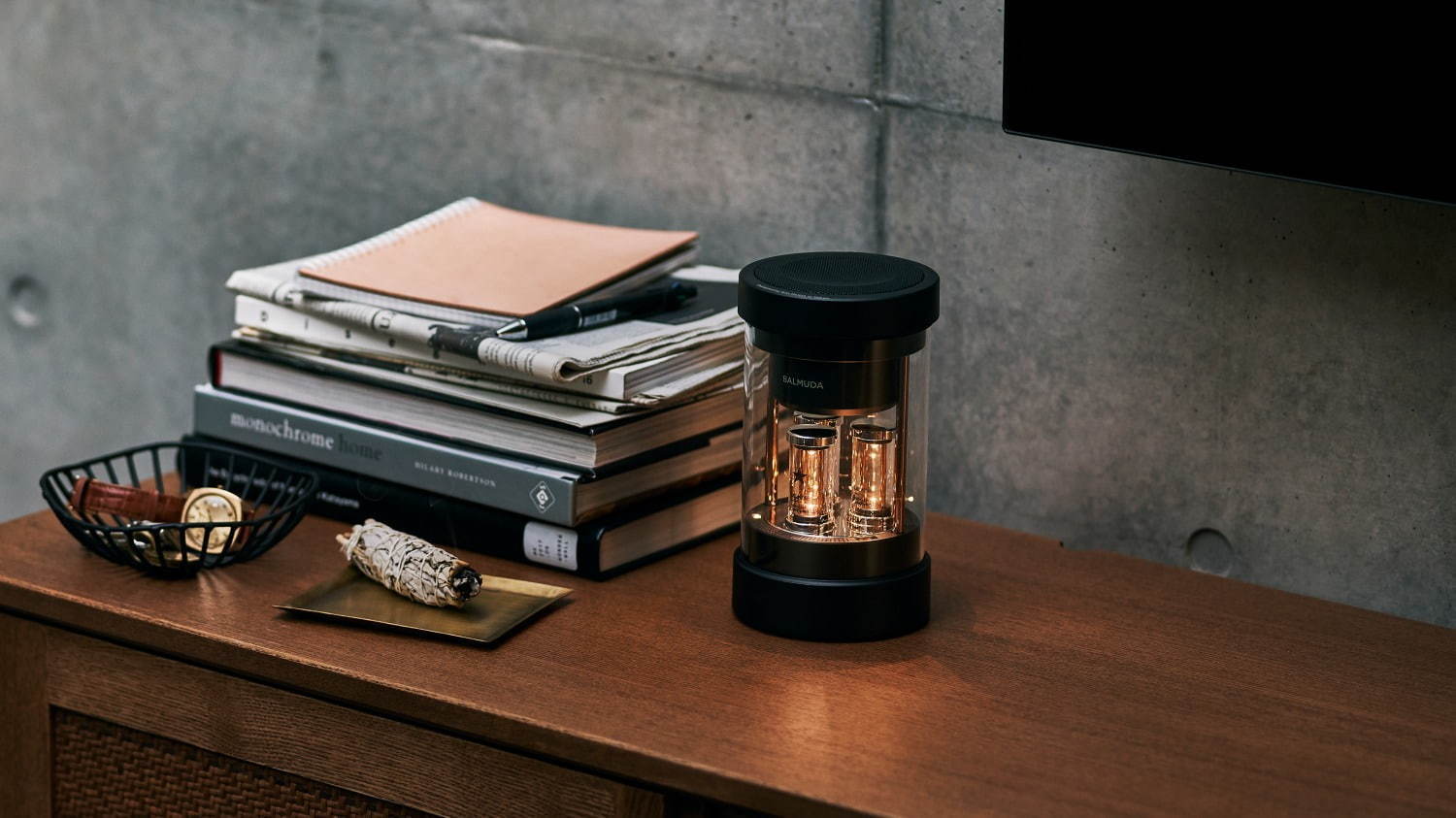 バルミューダ“音楽に合わせて輝く”ワイヤレススピーカー、ボーカル