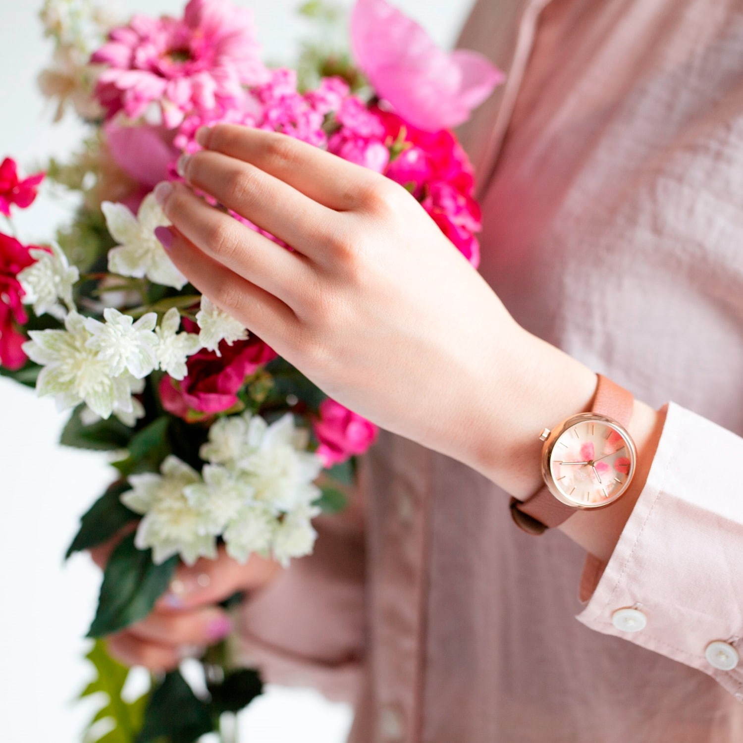 スピカ」本物の花びらを文字盤にとじこめた新作腕時計、グイ フラワー