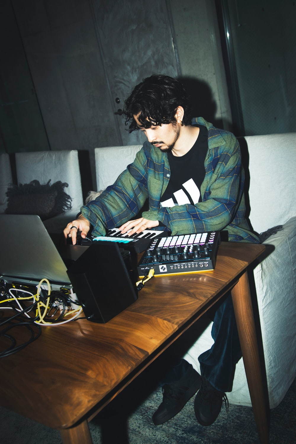 写真10/20｜King Gnu常田大希着用「アディダス カジュアル