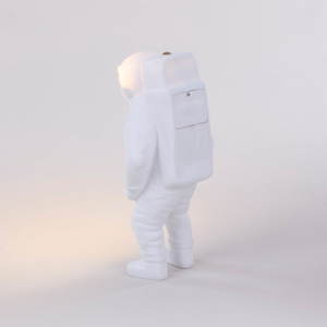 ディーゼル リビング新作「宇宙飛行士型」テーブルライト、幻想的に光