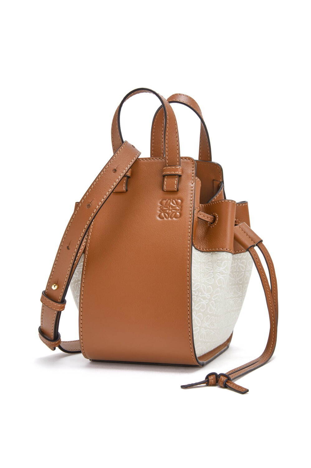 ロエベのバッグ「ハンモック」や「バルーン」Lが重なる“アナグラム”の