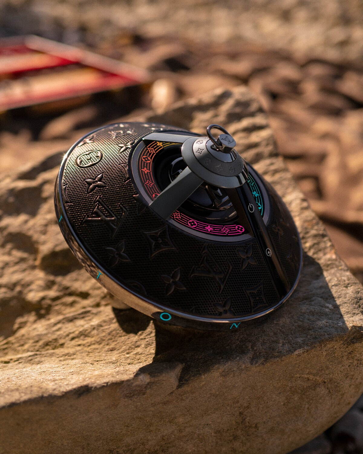 ルイ・ヴィトン“バッグ”感覚で持てる新作ワイヤレススピーカー