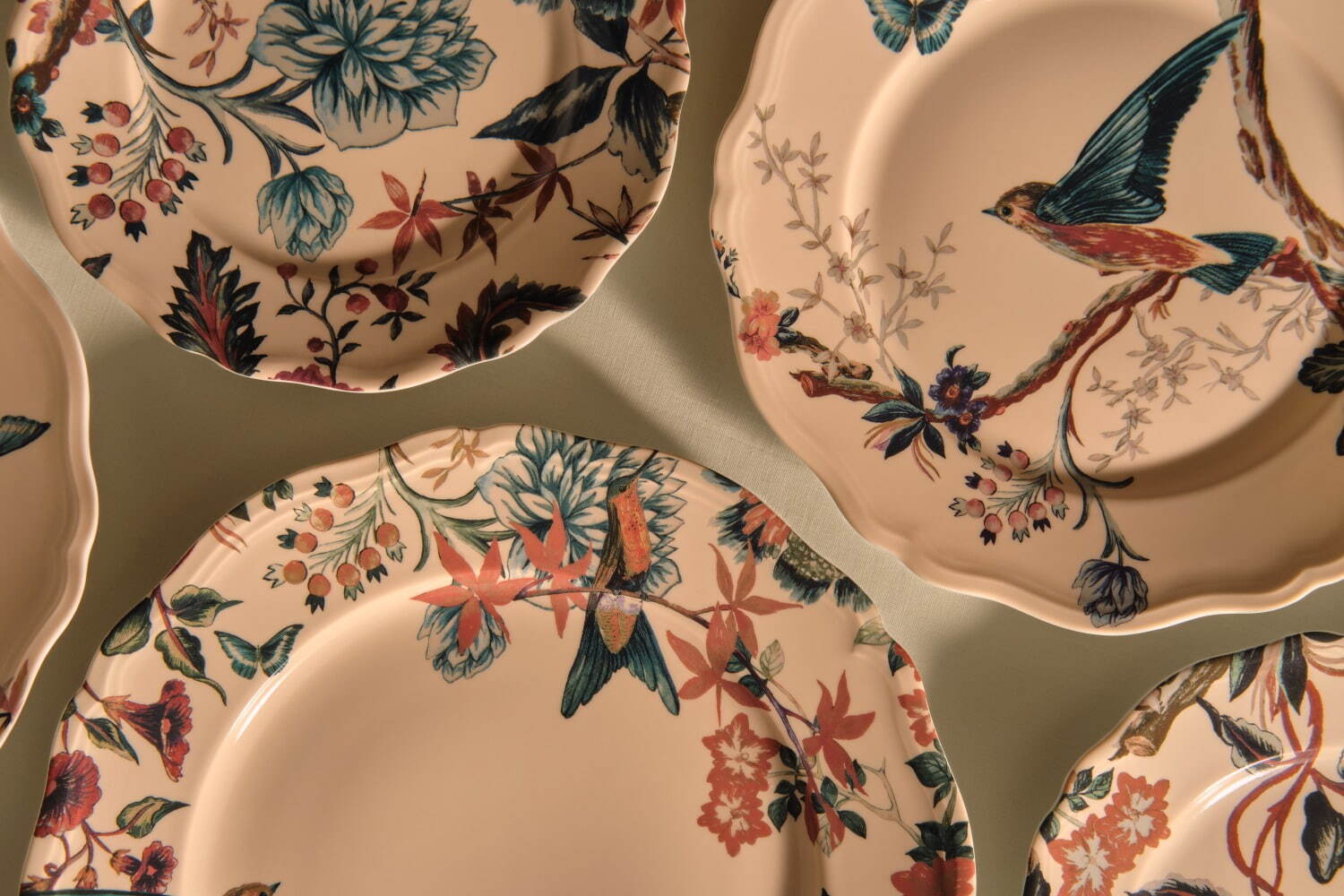 ディオール メゾン“花と鳥”の新作テーブルウェア、ツバメのガラス