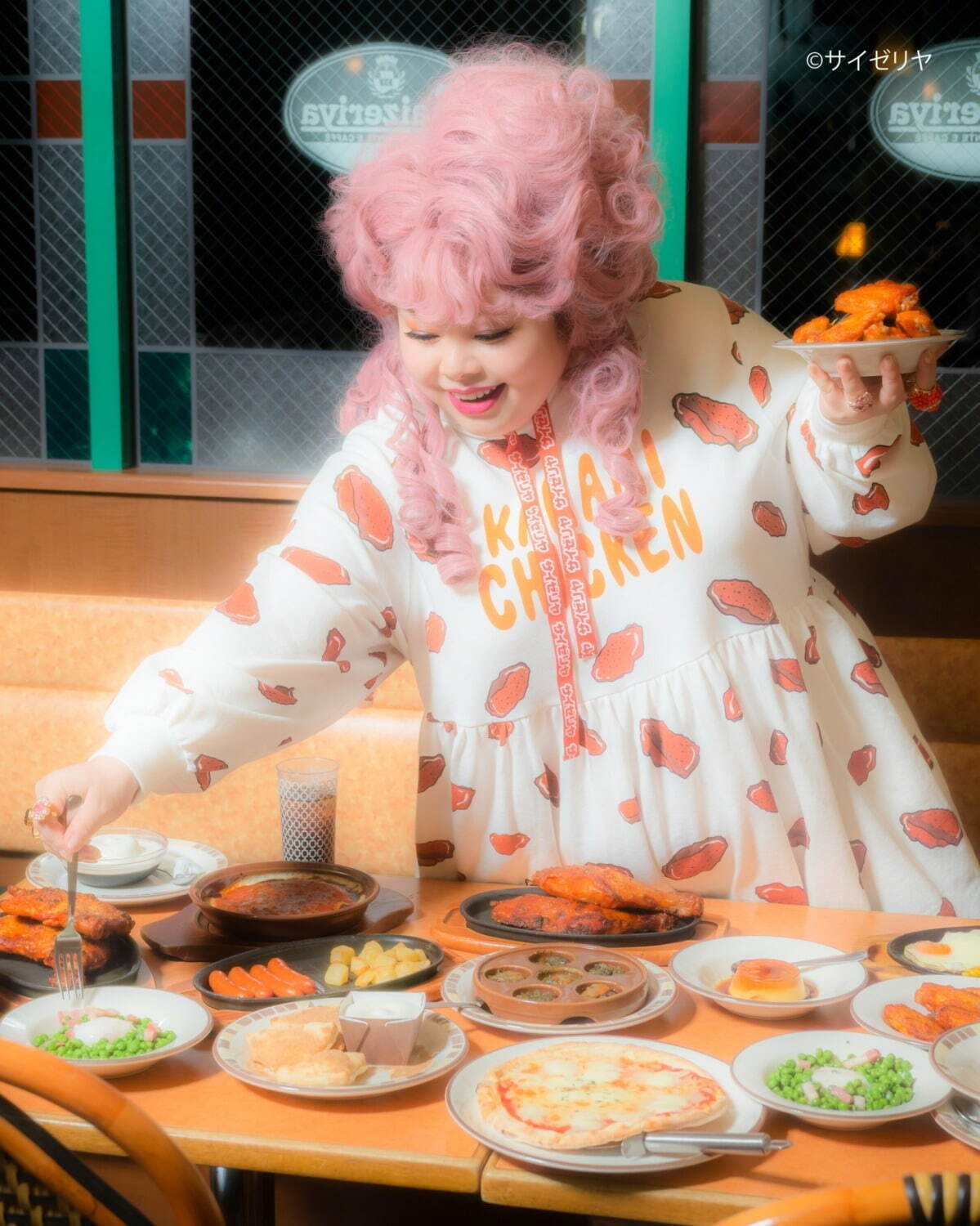 渡辺直美のプニュズ×サイゼリヤ「ミラノ風ドリア＆小エビのサラダ」総