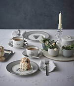 ウェッジウッド限定「ウィンター ホワイト」ツリー＆ヒイラギが輝く