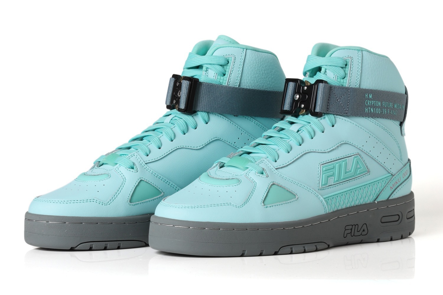 初音ミク×フィラのスニーカー、コブラベルト付ハイカットや濃度“39