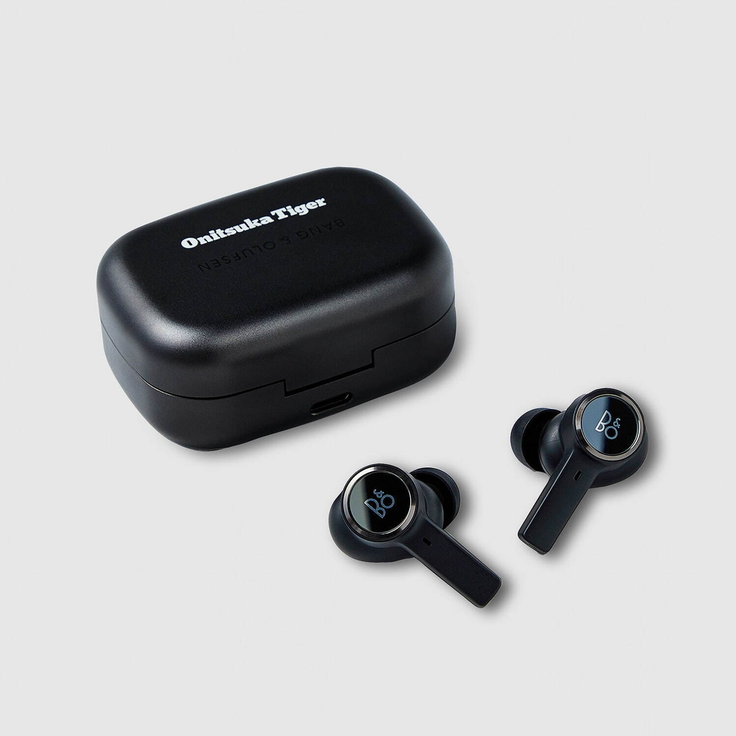 オニツカタイガー「バング＆オルフセン」の高性能イヤホン、ブラック