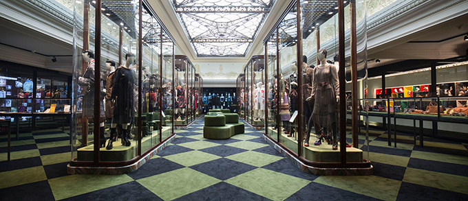 ミウッチャ・プラダの世界をたどる大規模展「プラダスフィア展」が英