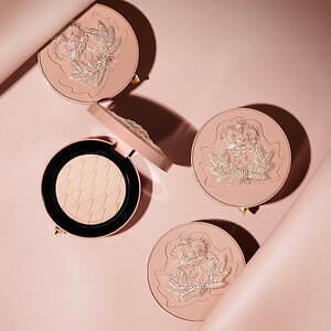 クリスチャン ルブタン、“ヌード×紋章刺繍”の限定クッションファンデ