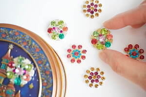 聖夜のときめき”閉じ込めた「お城缶」宝石マグネット付きフィナンシェ