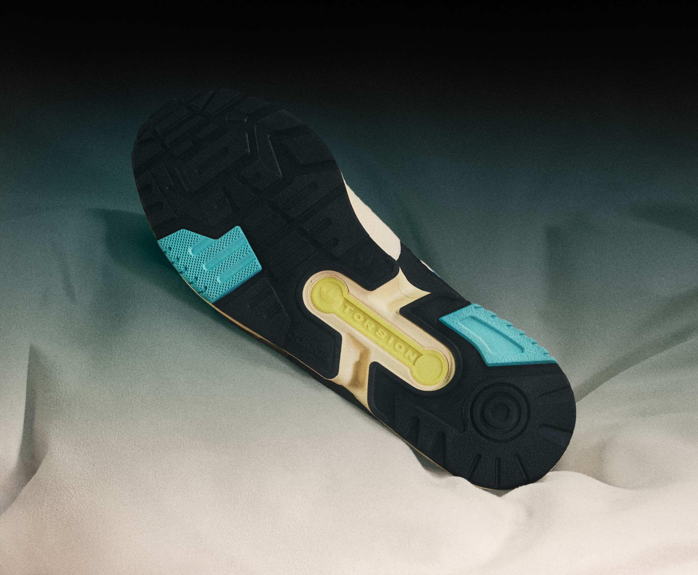 アディダス オリジナルスが26文字のアルファベットにちなんだ「A-ZX