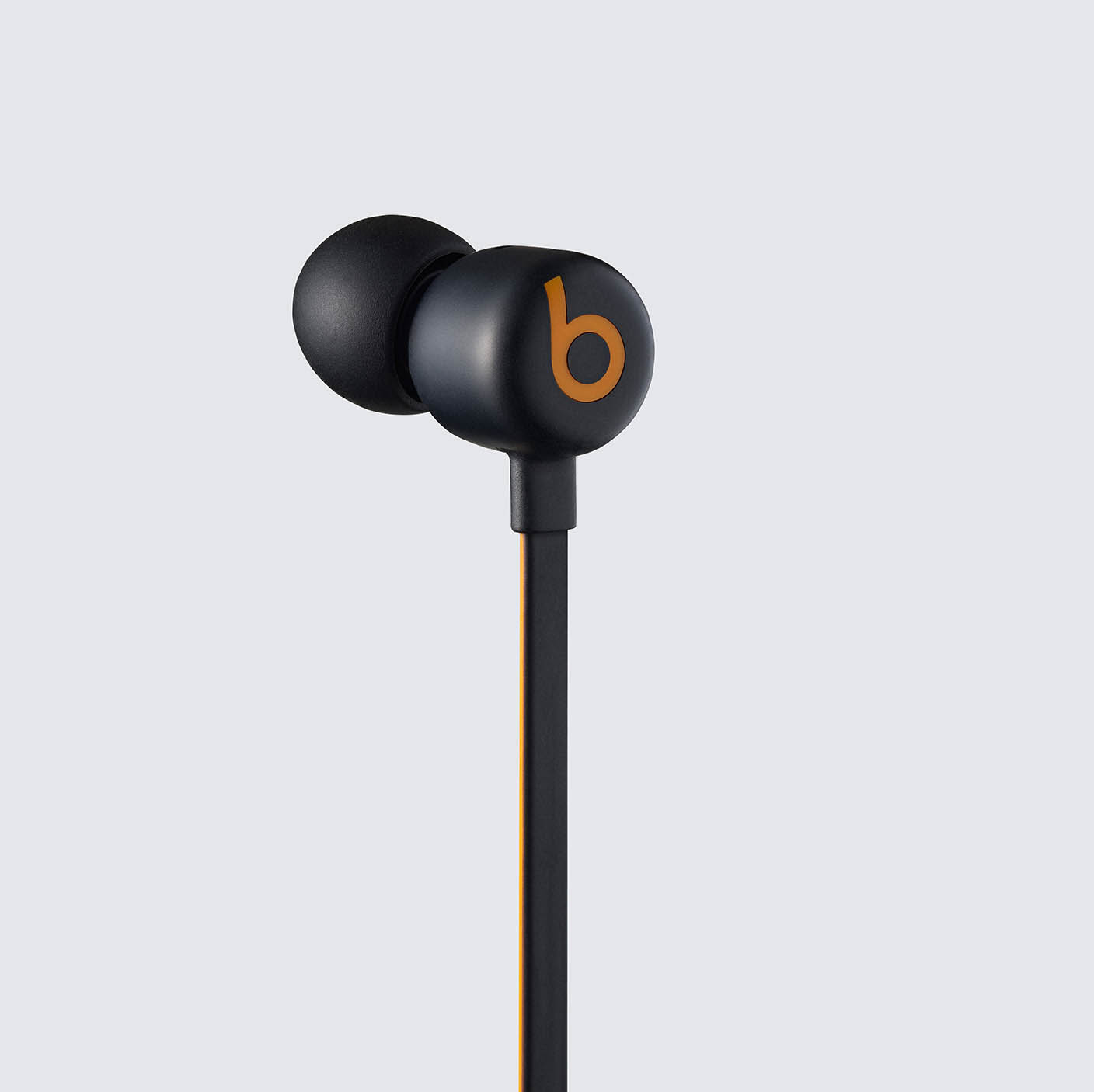 ビーツがワコマリアとコラボ、レオパード柄の「Beats Flex」発売