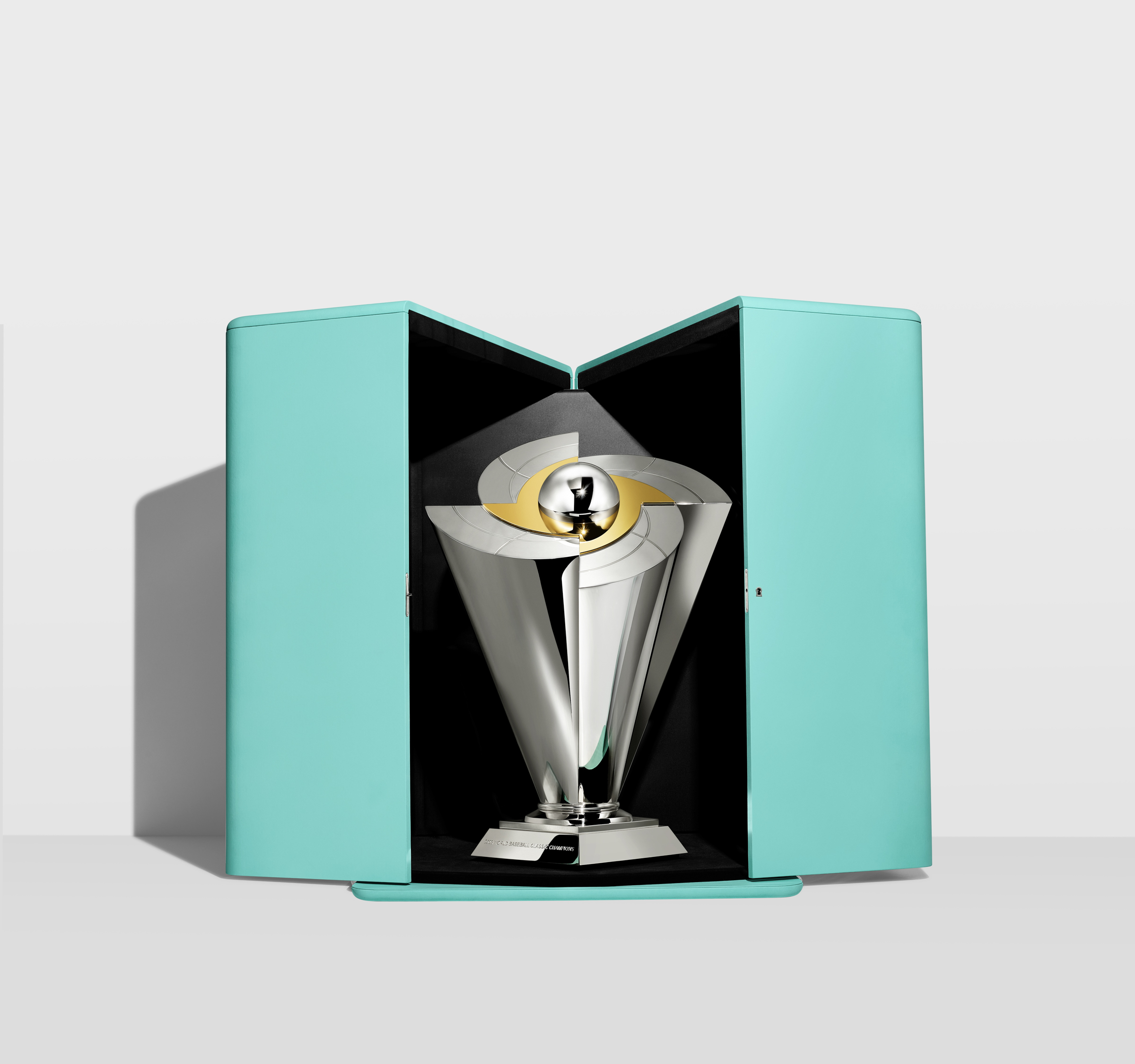 ティファニー」によるWBCのチャンピオントロフィーは侍ジャパンに授与