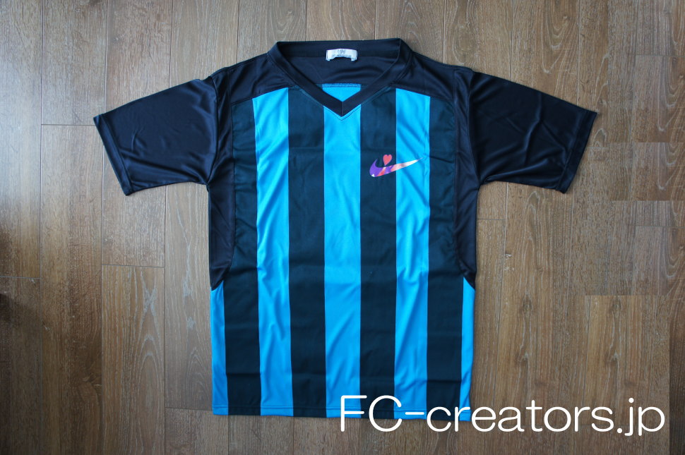 インテルミラノ風デザイン】Vネック縦縞クラスTシャツ｜オーダーメイド