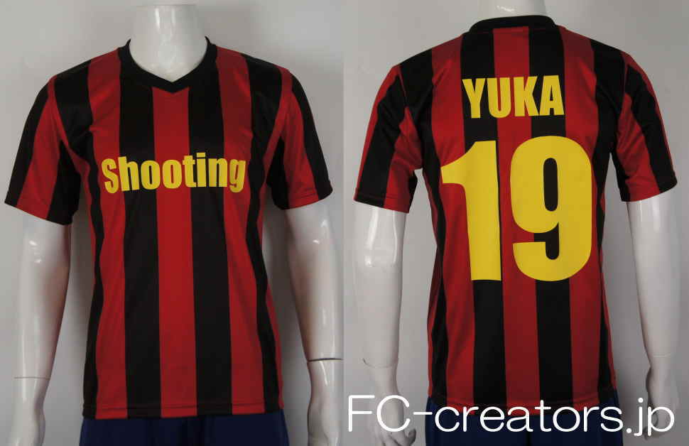 ACミランのレプリカサッカーユニフォームのような赤黒ストライプの