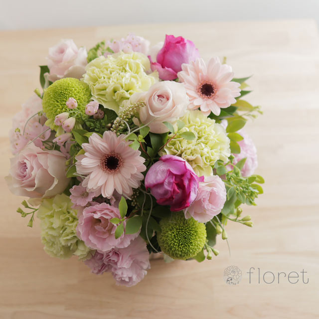 ピンクとグリーンのナチュラルアレンジメント｜フラワーギフト・花の