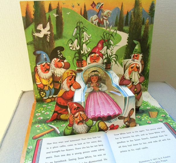 Snow White 白雪姫 / ポップアップ絵本のフィネサ・ブックス