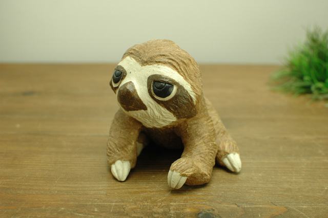 陶器でできたナマケモノの置物