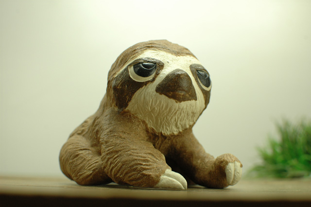 陶器でできたナマケモノの置物