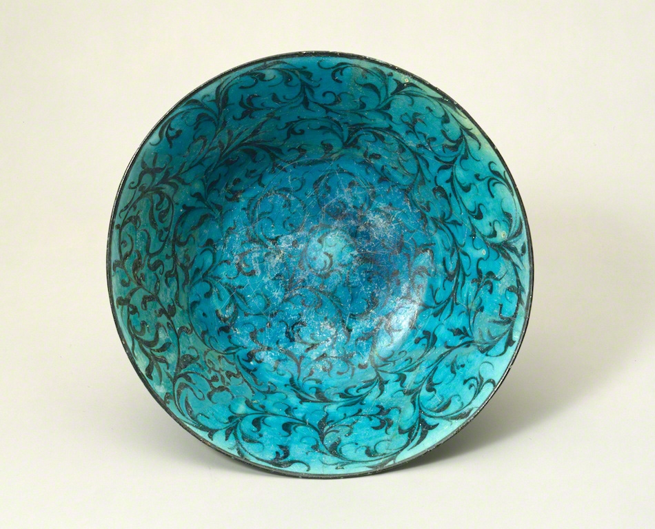 青釉黒彩唐草文鉢 | イラン、カシャーン | 収蔵品詳細 | 作品を知る