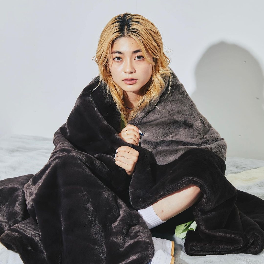 国内 9/4 発売】NIKE WMNS NSW FAUX FUR BLANKET KRMG (ナイキ