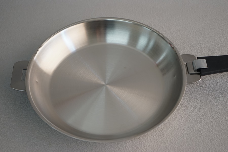 ステンレス製フライパンならクリステル：朝のスタッフ会議：フライパン