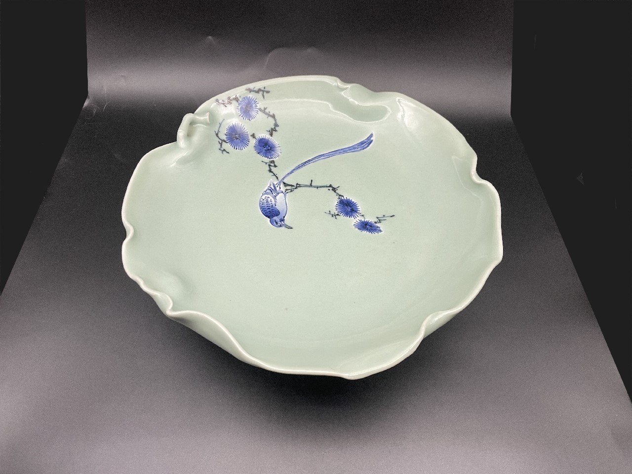 ギャラリー安原 / ご売約 柿右衛門 青磁染付 松鳥文三足葉形大皿