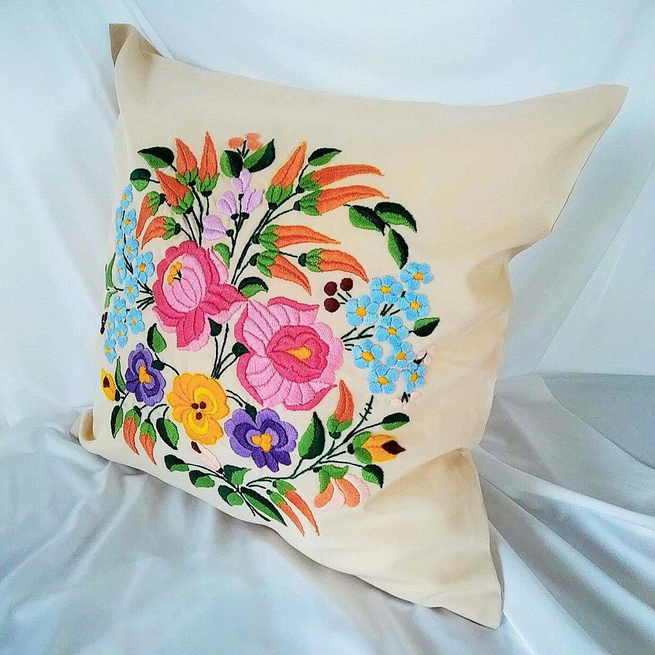 クッションカバー 40cm×40cm ベージュ - カロチャ刺繍