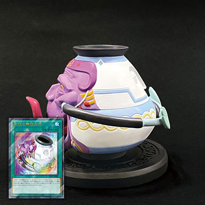 数多のデュエルシーンで活躍した「壺」カードたちが手のひらサイズの