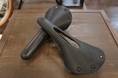 BROOKSのCAMBIUMシリーズからカーボンレールの新たなモデル、【C13】の