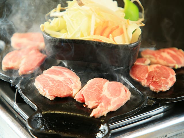 湖楽園｜ジンギスカン｜義経鍋を使用したジンギスカン料理をご紹介