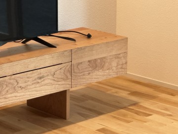 無垢材の木目が際立つフロートテレビボード | LOWVE BLOG | 富山の家具