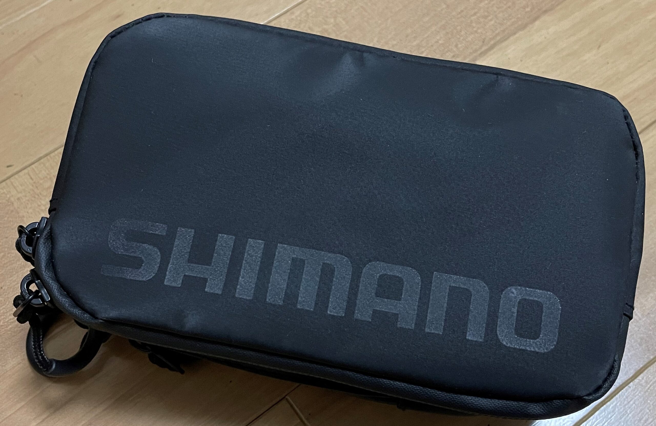 シマノのフィッシングポーチ。使い勝手◎。スマホも見れて濡れた手でも