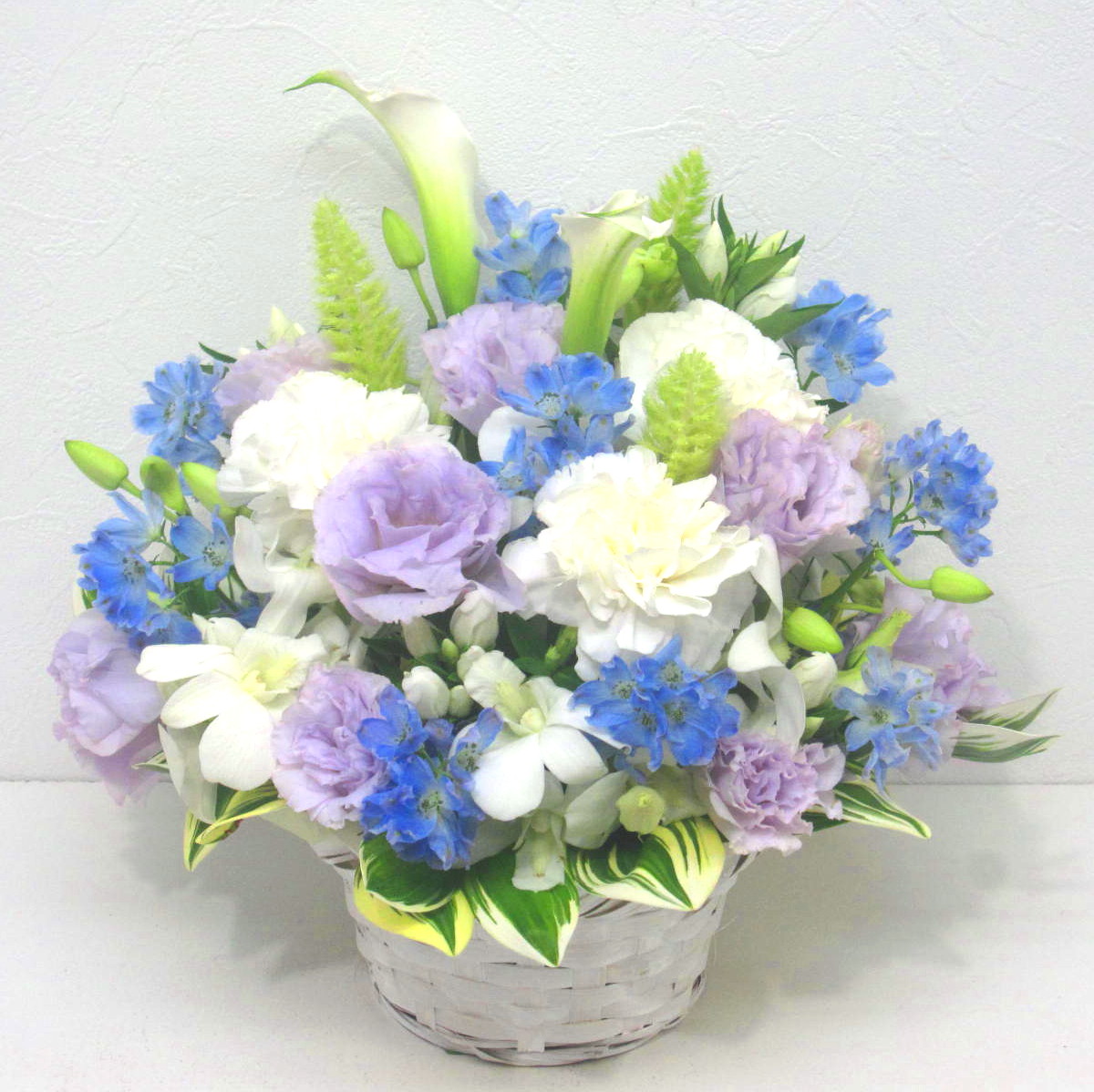 白＆紫系のふんわりとした優しいアレンジメント｜商品詳細
