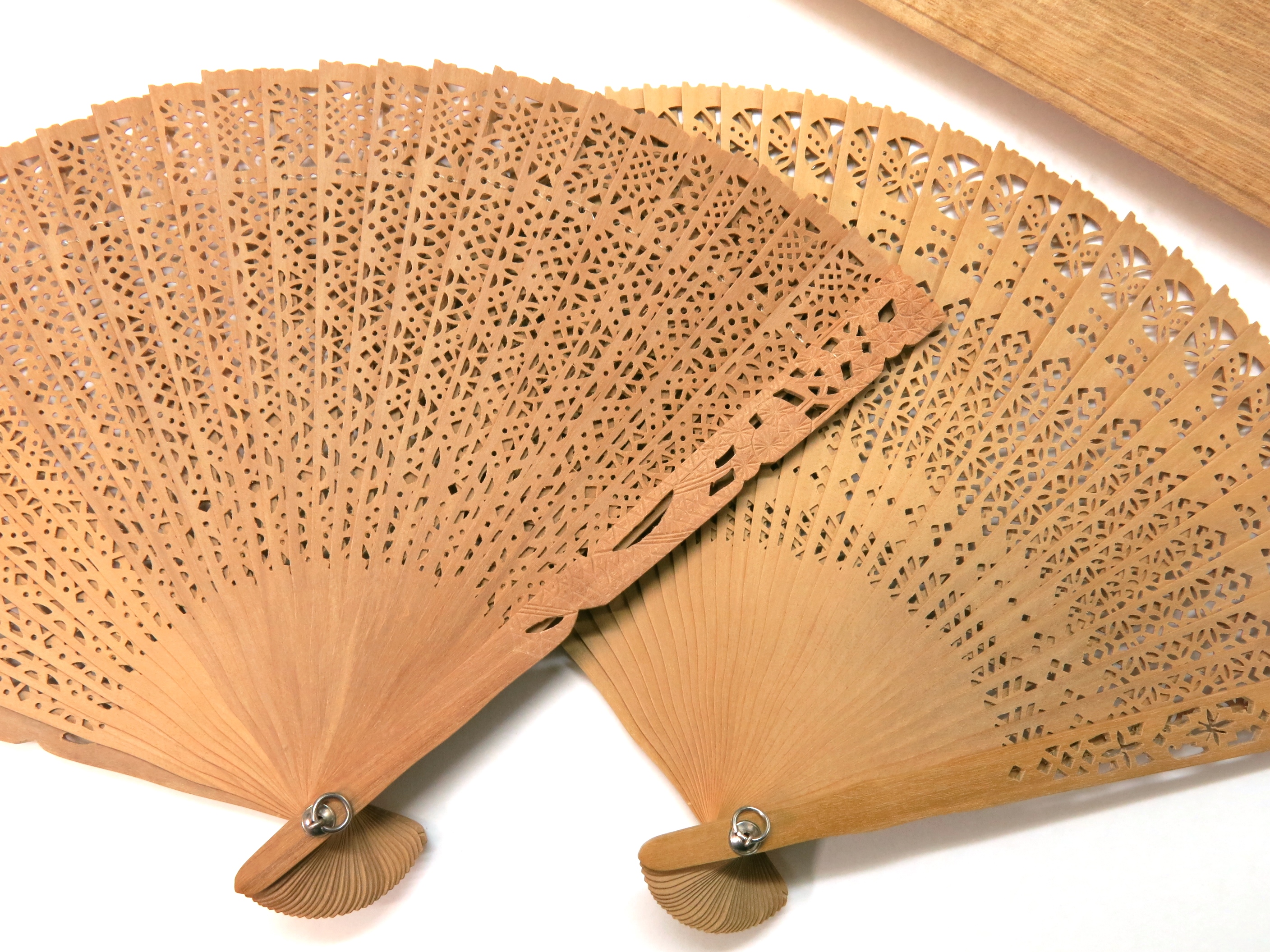 総白檀透かし彫り扇子2018｜6寸2種｜大変希少で贅沢な白檀扇子