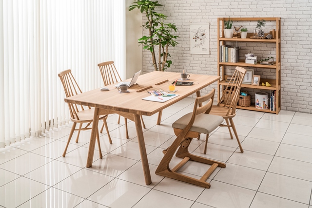 LD学習にも便利。配線穴付ダイニングテーブル新登場♪ - こども＋