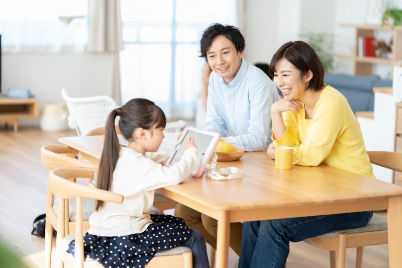 お掃除もラクラク！カリモクの軽量でコンパクトなダイニングチェア6選