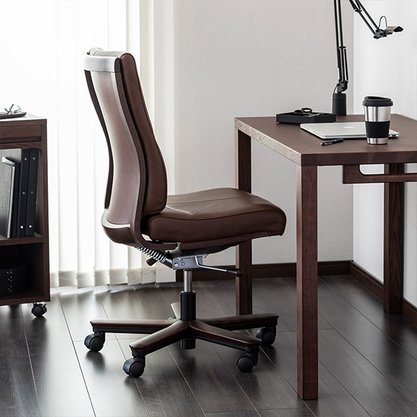 オフィスチェアの快適性を自宅に導入する｜大人デスクstyle｜カリモク