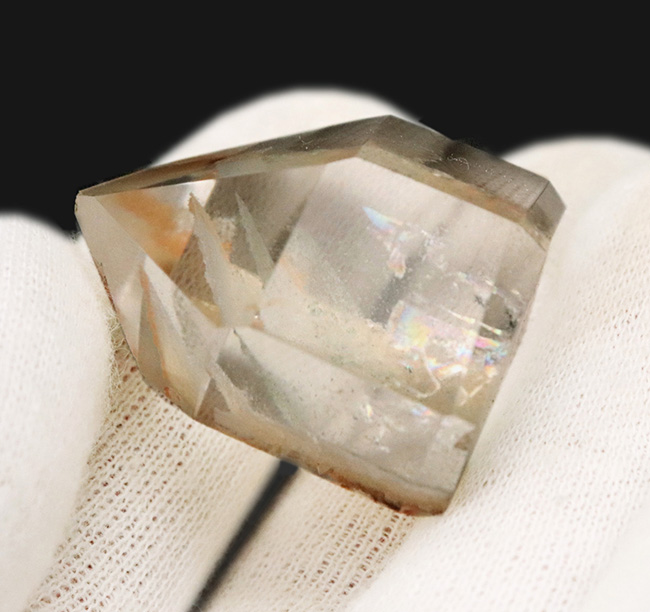 内部に「庭園」を内包したかのような、面白くて美しい水晶、ガーデン