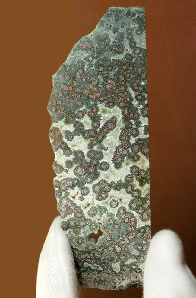 マダガスカル産。摩訶不思議な模様で見るものを引きつける魅惑の碧玉