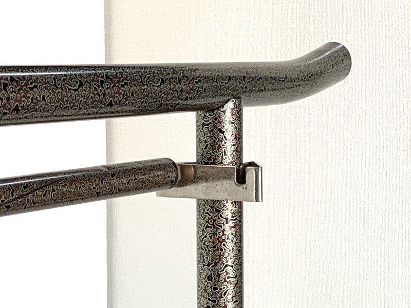 組衣桁 黒 木製 両面掛け 二段型の天然木製の衣桁、黒塗装 飾り金具2か