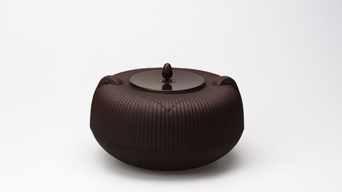 当代茶釜の新たなスタイル── 三代畠春斎 KKH-BRIDGE.com