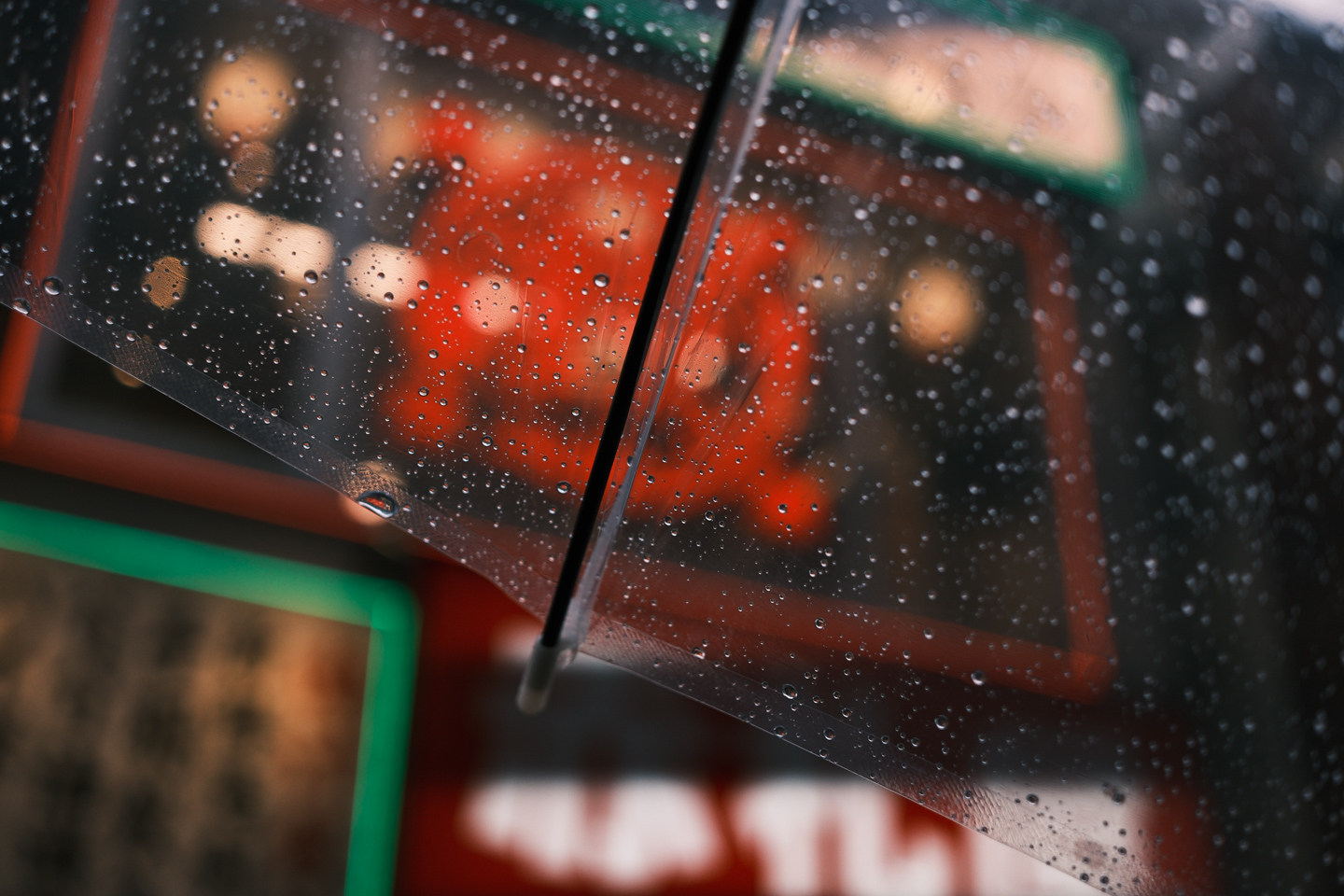 富士フイルム「XF27mmF2.8 R WR」と雨を楽しむ～まち歩きスナップの