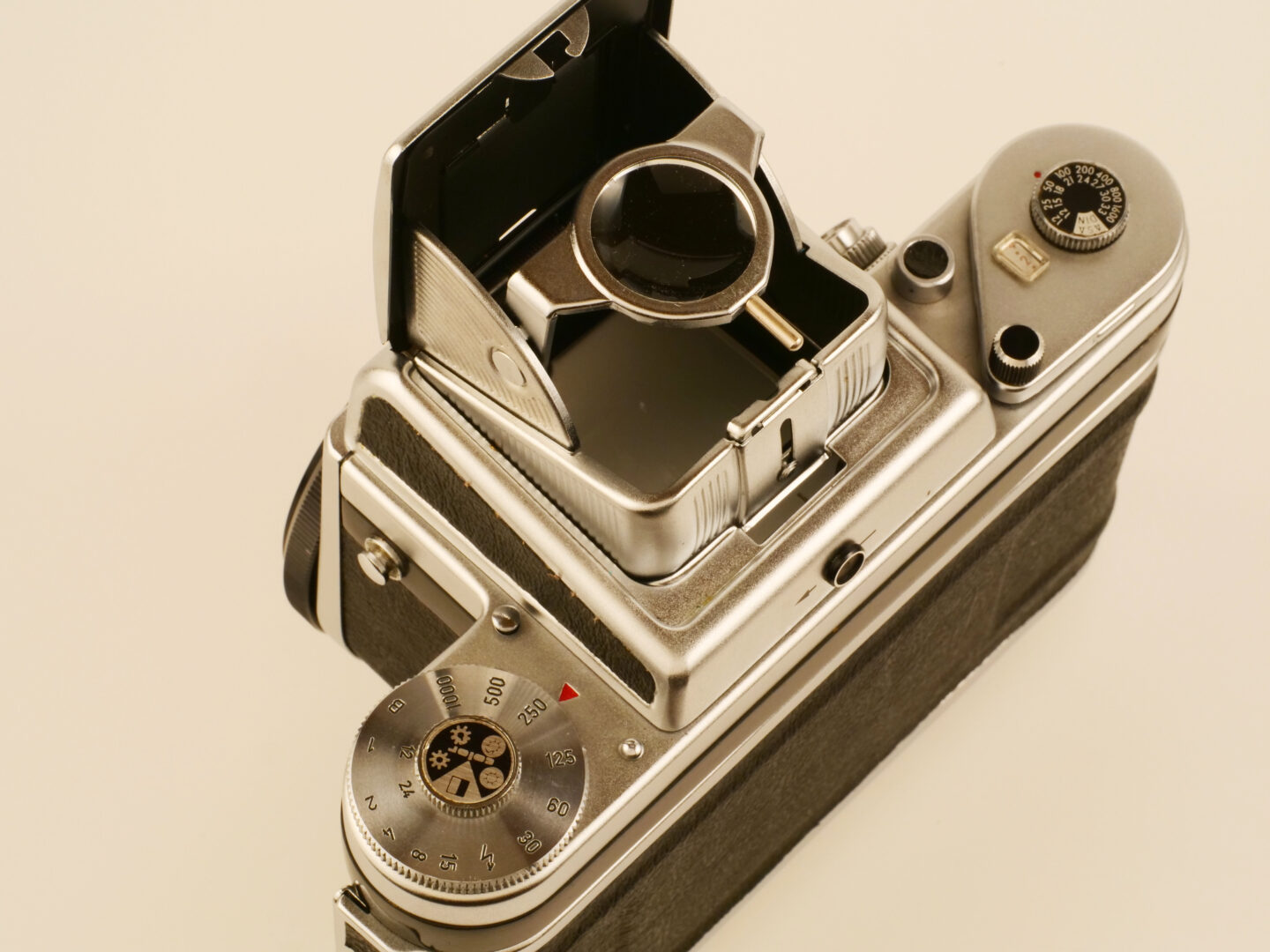 映画の中の、あのカメラ｜12 大理石の男(1977) ペンタコンsix TL | ShaSha