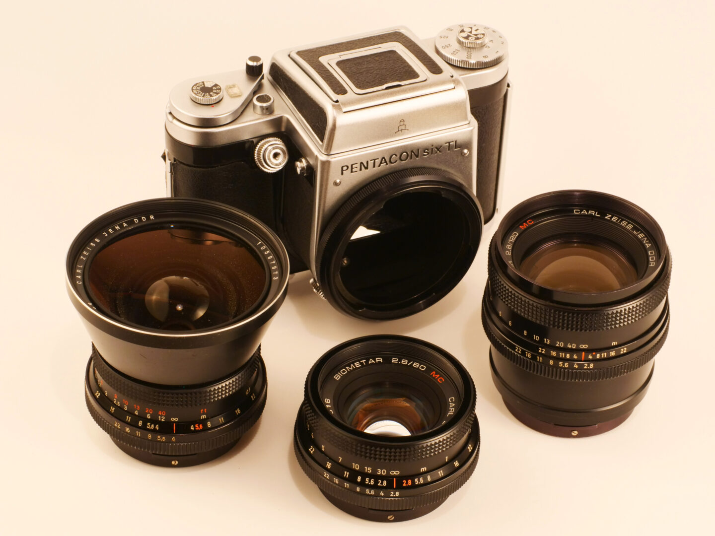 映画の中の、あのカメラ｜12 大理石の男(1977) ペンタコンsix TL | ShaSha