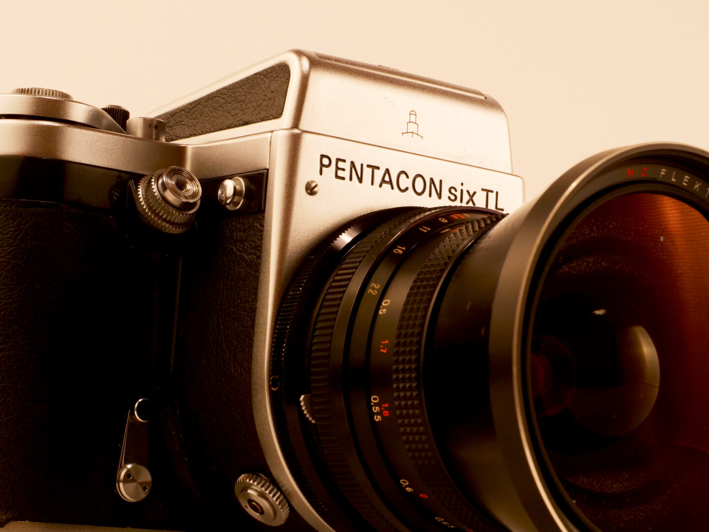 映画の中の、あのカメラ｜12 大理石の男(1977) ペンタコンsix TL | ShaSha