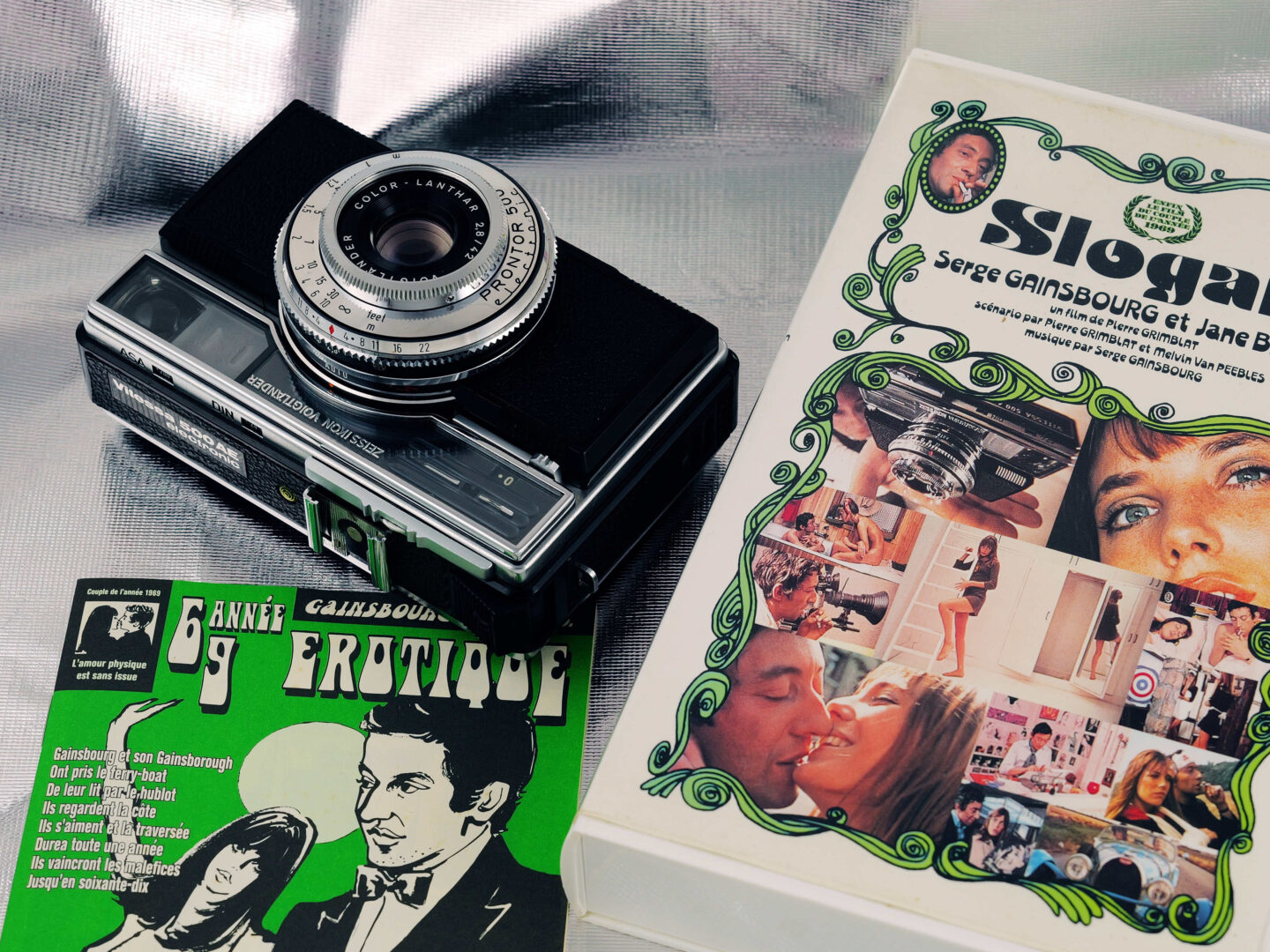 映画の中の、あのカメラ｜16 スローガン(1968) ツァイス・イコン